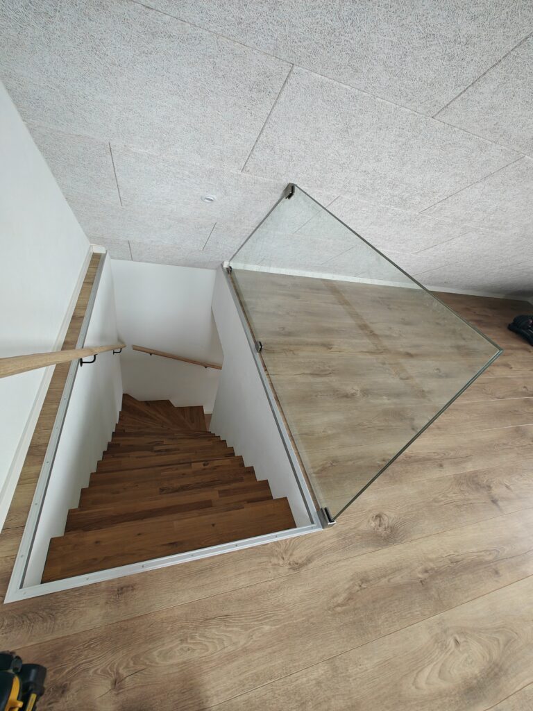 Glasværn ved trappe